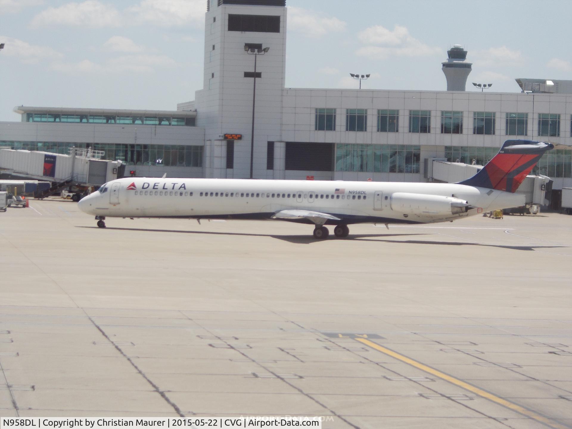 N958DL, 1990 McDonnell Douglas MD-88 C/N 49977, Delta Air Lines MD-88 Rolling out of CVG