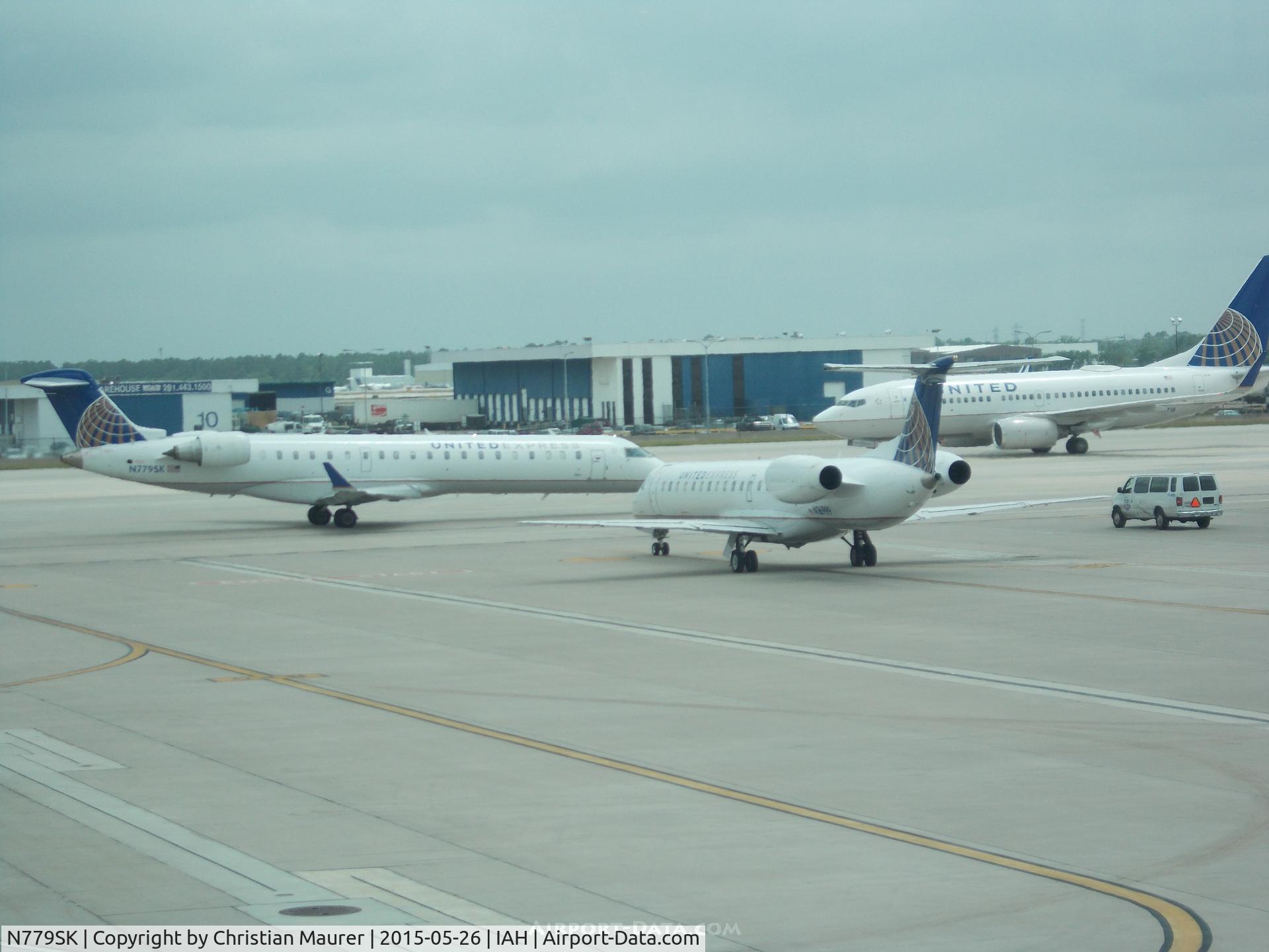 N779SK, 2009 Bombardier CRJ-702 (CL-600-2C10) Regional Jet C/N 10276, SkyWest Taxing Out Next to Three aircraft