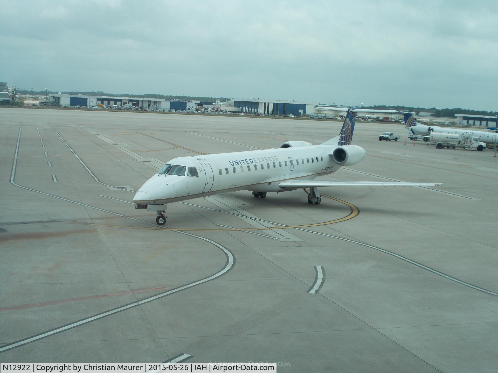 N12922, 2000 Embraer ERJ-145LR (EMB-145LR) C/N 145338, ERJ-145LR Arriving at the Gate at IAH