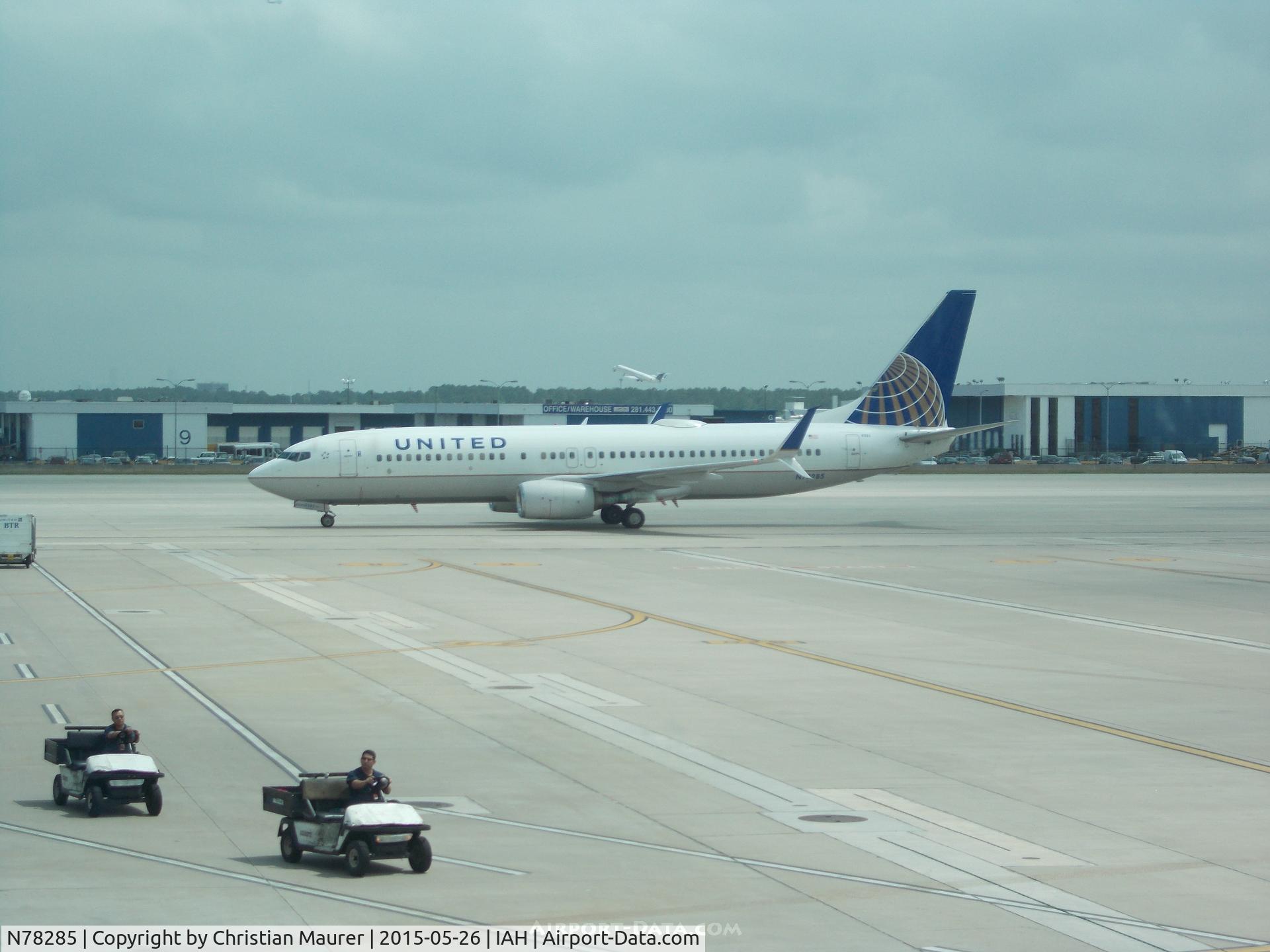 N78285, 2004 Boeing 737-824 C/N 33452, United Airlines 737-824 At IAH