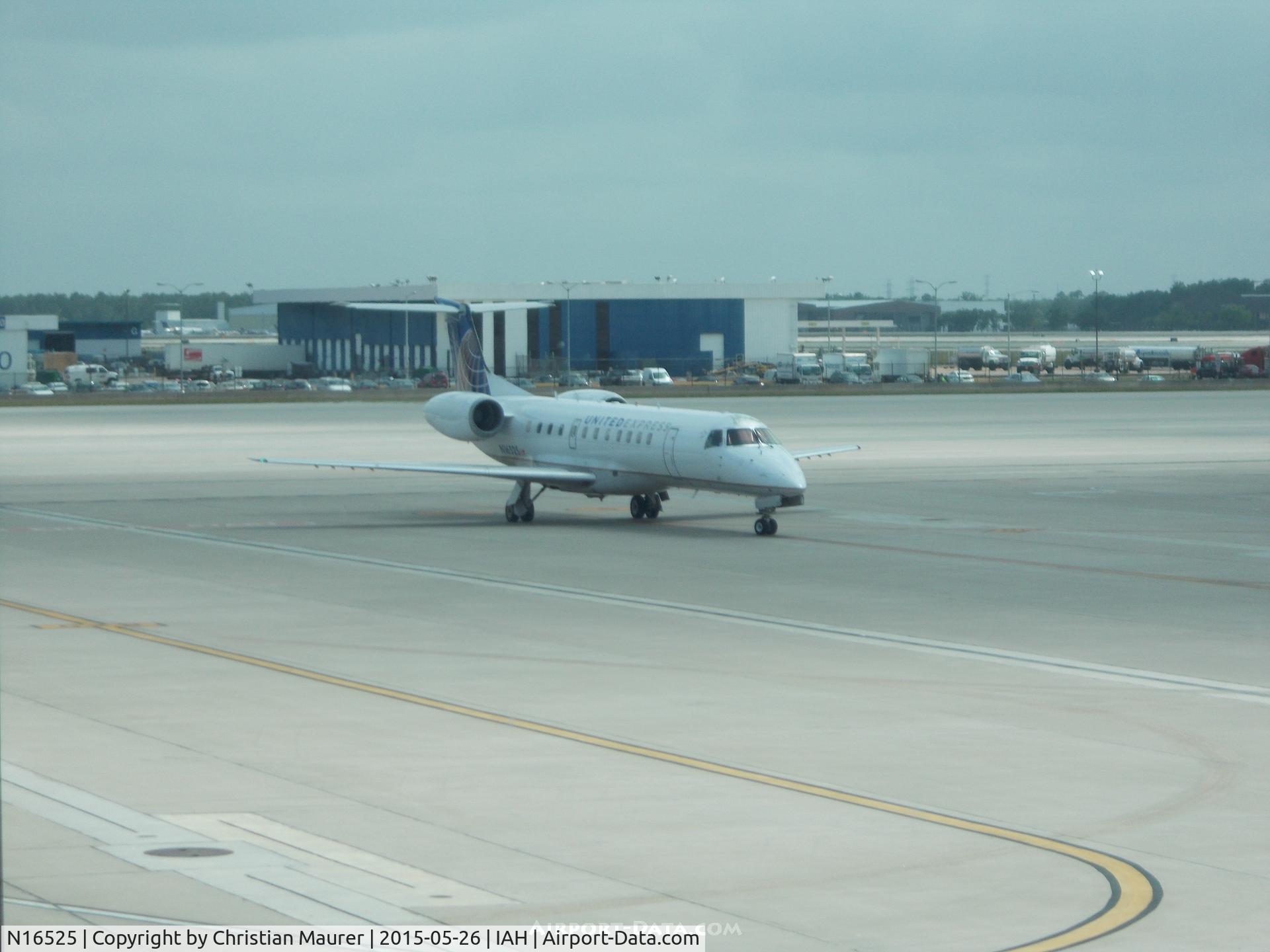 N16525, 2001 Embraer ERJ-135LR (EMB-135LR) C/N 145403, ERJ-135LR Arriving at Houston