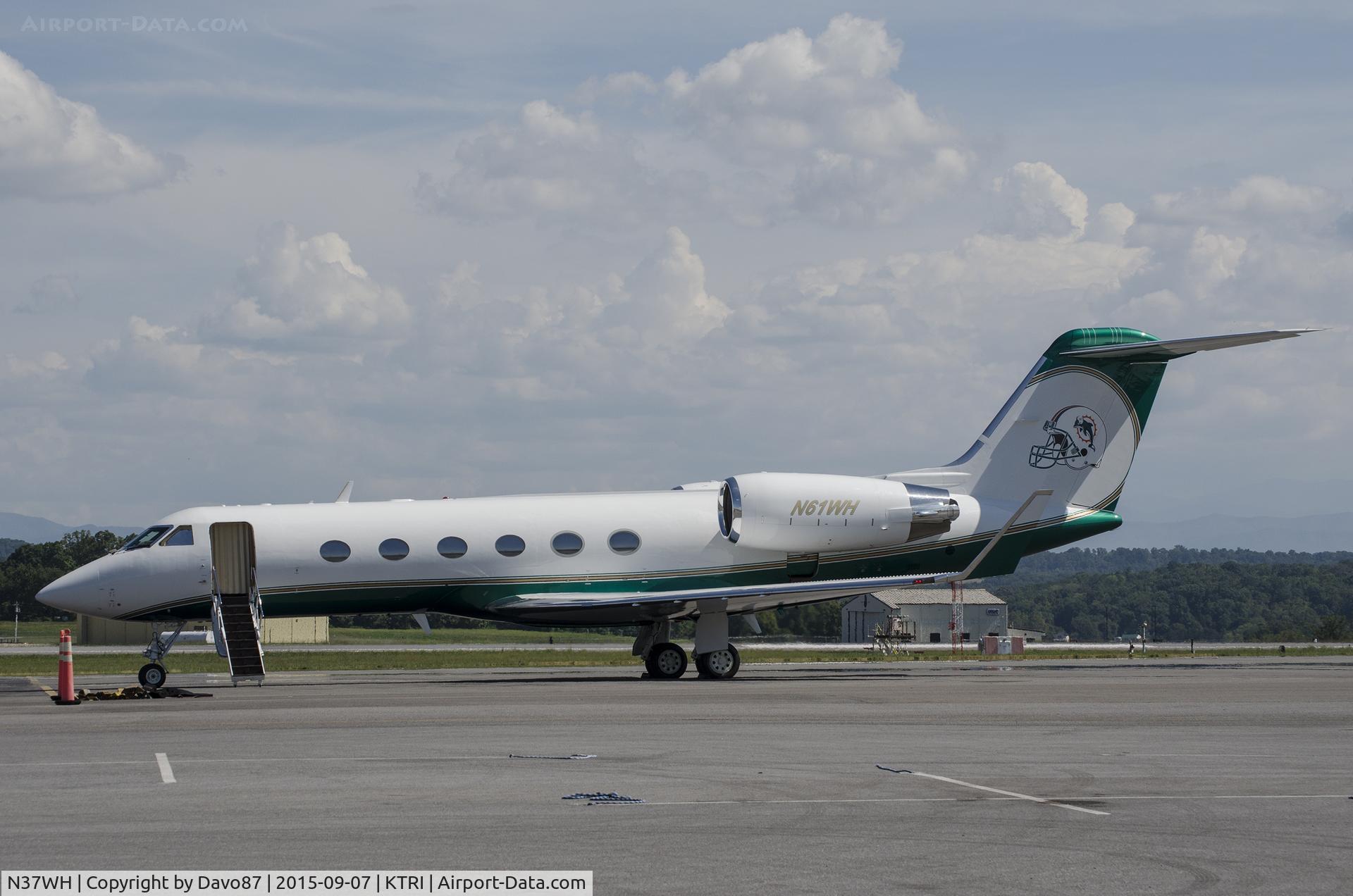 N37WH, 1994 Gulfstream Aerospace G-IV C/N 1243, Miami Dolphins Gulfstream sits with engines running and ramp lowered at Tri-Cities Airport (KTRI) on Labor Day - 090715.