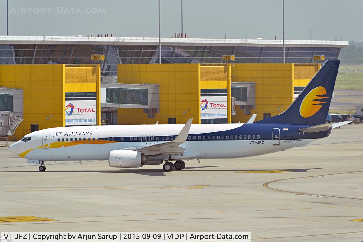VT-JFZ, 2014 Boeing 737-85R C/N 39069, Taxiing in to IGIA T-3.
