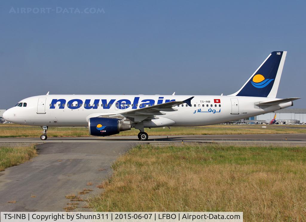 TS-INB, 2000 Airbus A320-214 C/N 1175, Taxiing to the Terminal with large titles