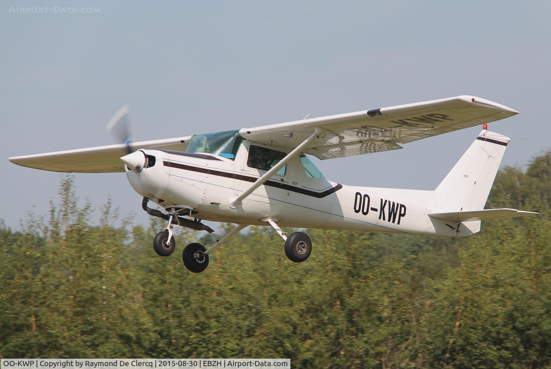 OO-KWP, 1985 Cessna 152 C/N 15285995, Take-off at Kiewit/Hasselt.
