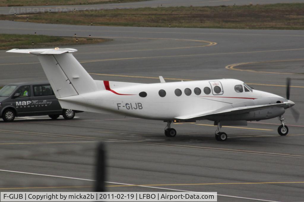 F-GIJB, 1974 Beech 200 Super King Air C/N BB-13, Parked