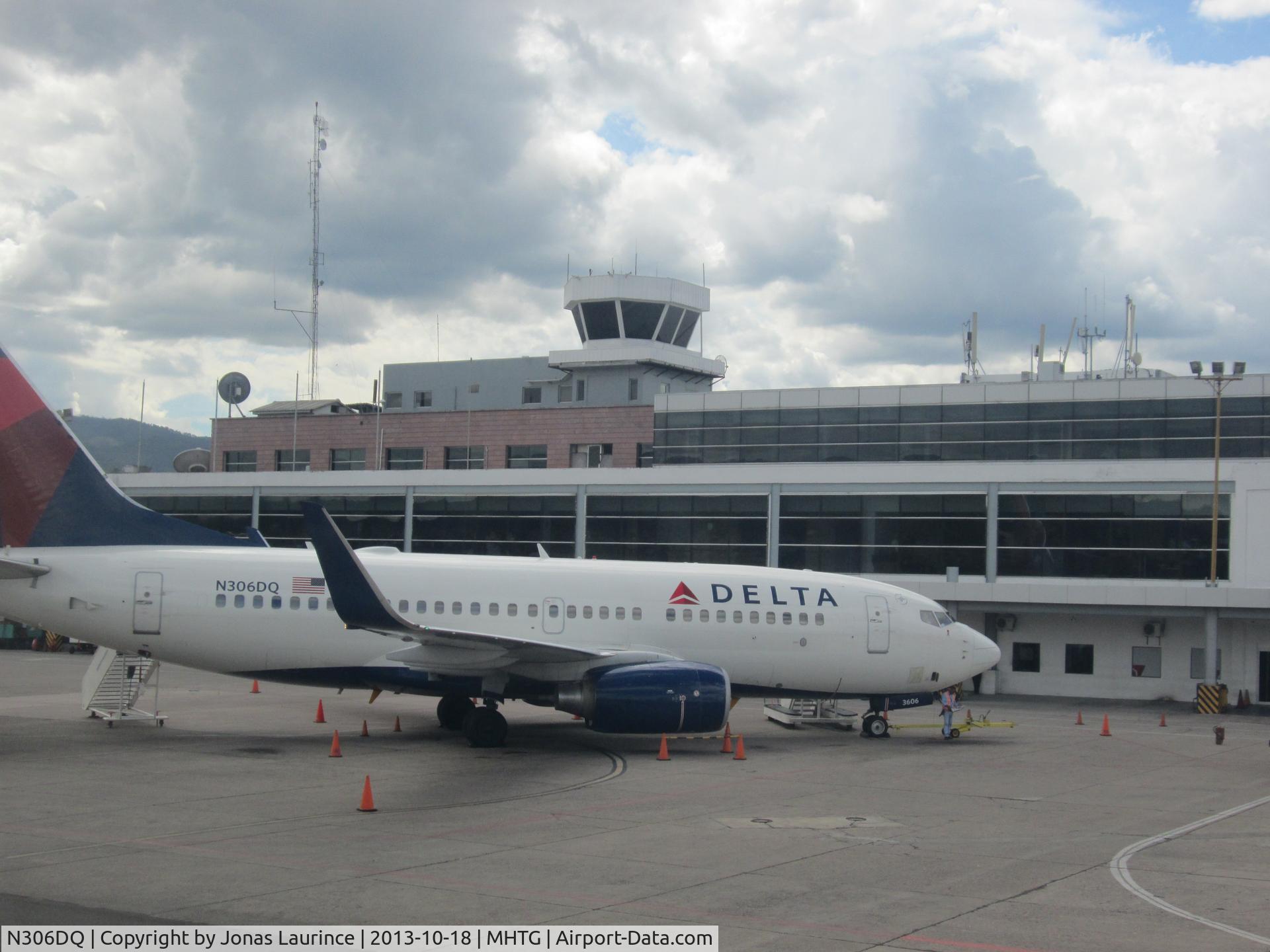 N306DQ, 2008 Boeing 737-732 C/N 29633, Delta Aircraft at the Toncontin International Airport of Tegucigalpa