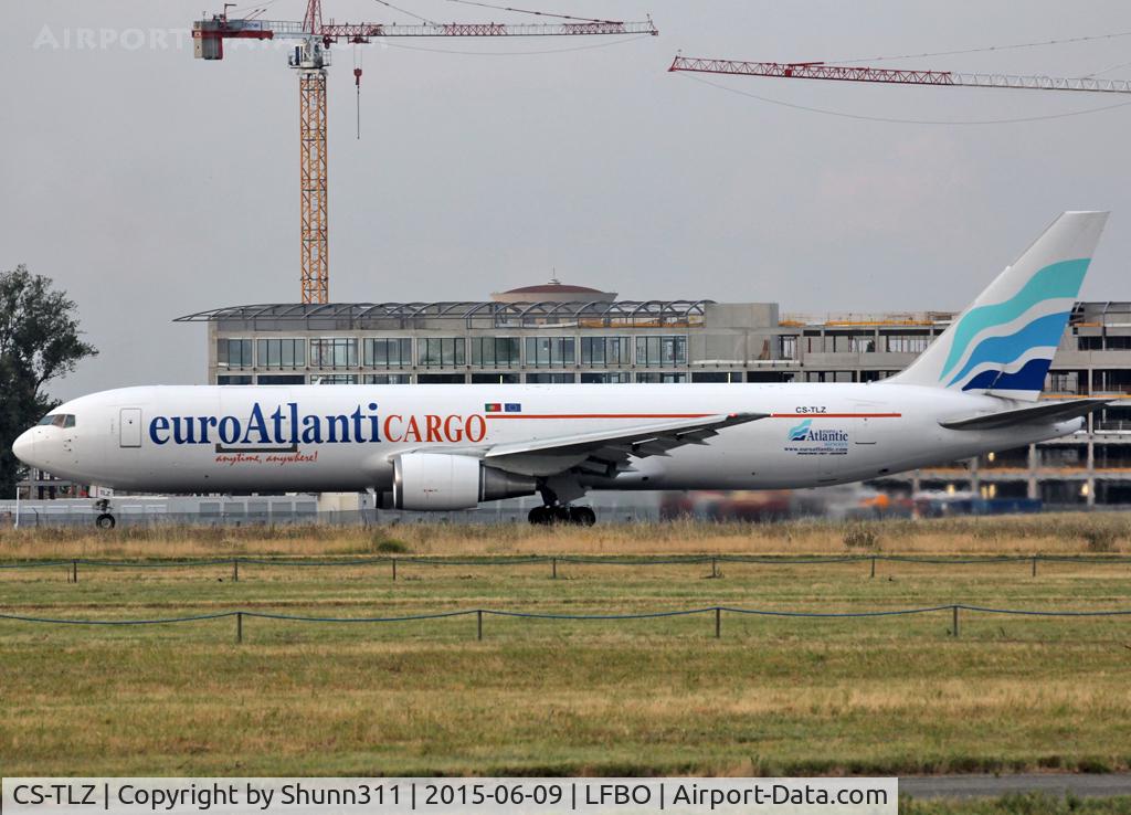 CS-TLZ, 1988 Boeing 767-375 C/N 24086, Ready to take off rwy 32R