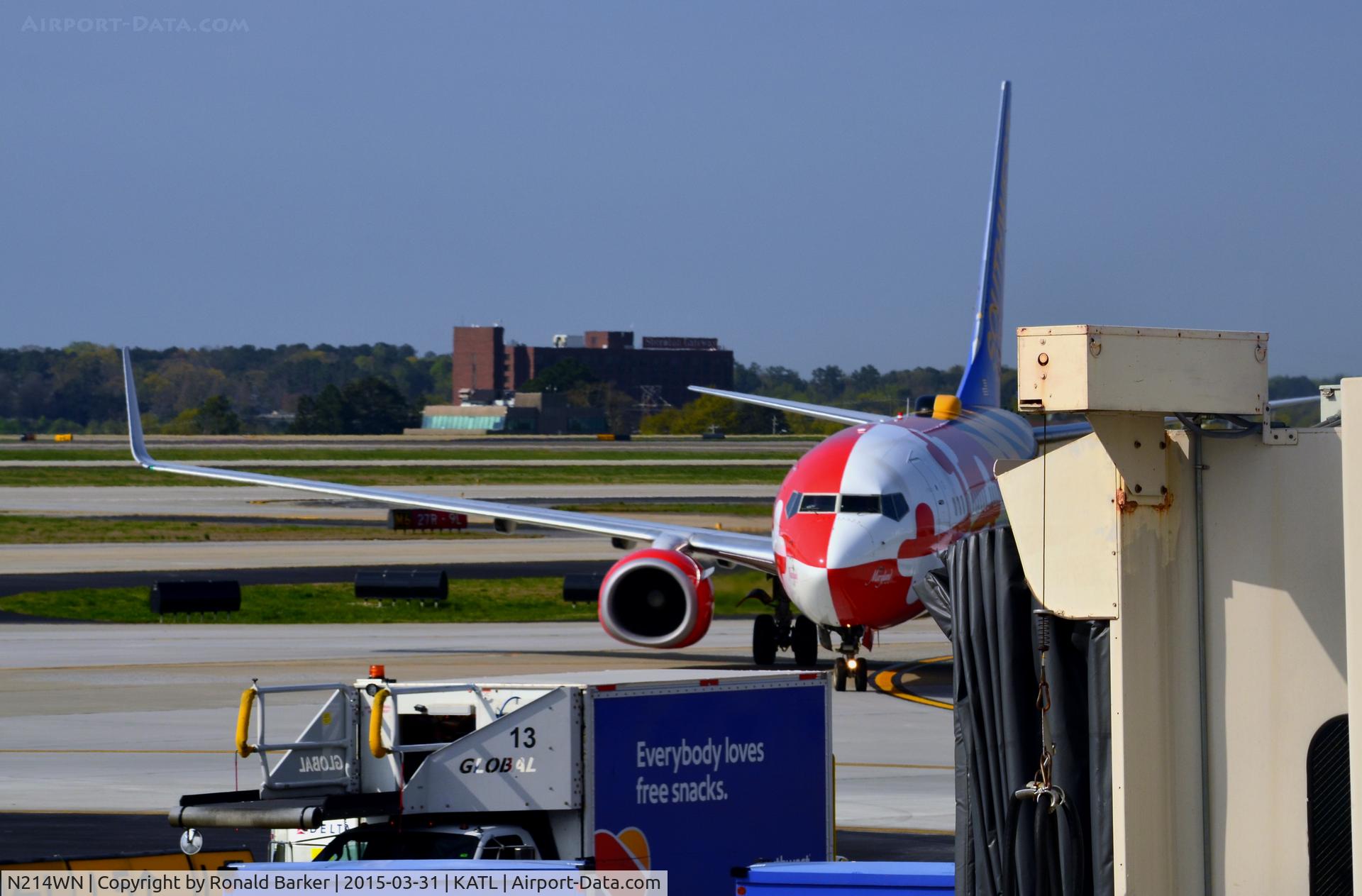 N214WN, 2005 Boeing 737-7H4 C/N 32486, Taxi to park Atlanta