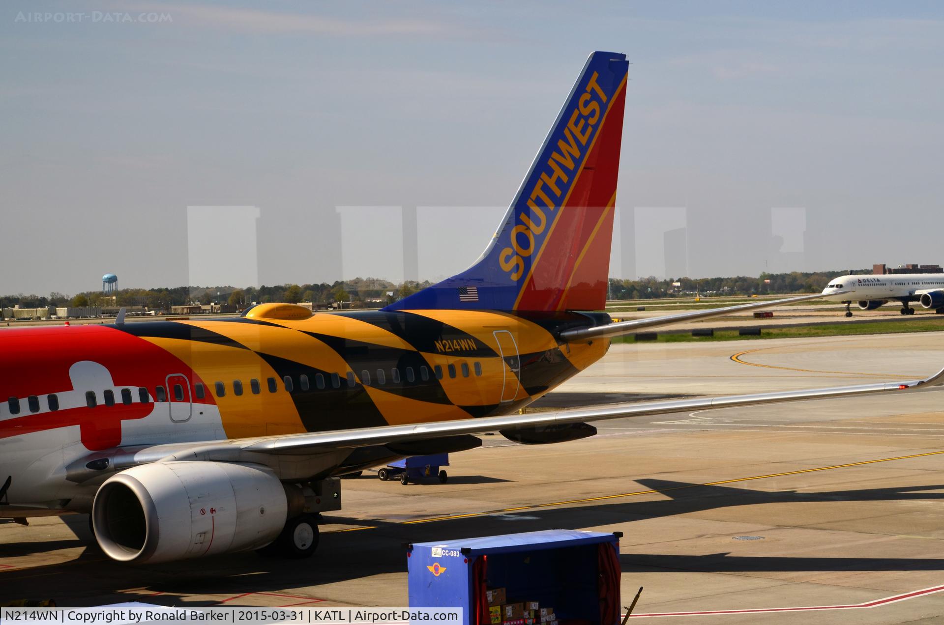 N214WN, 2005 Boeing 737-7H4 C/N 32486, At the gate Atlanta