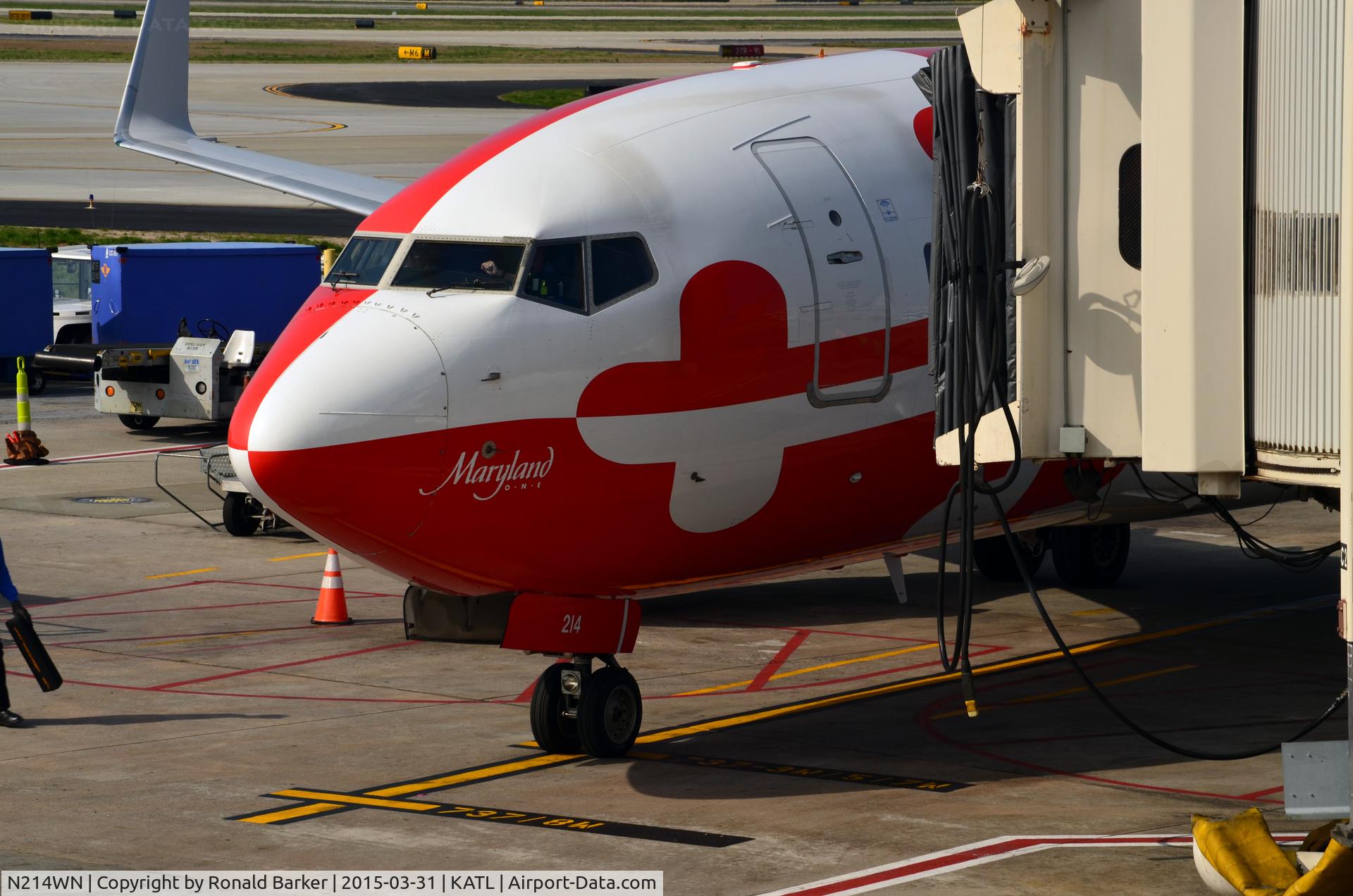 N214WN, 2005 Boeing 737-7H4 C/N 32486, At the gate Atlanta