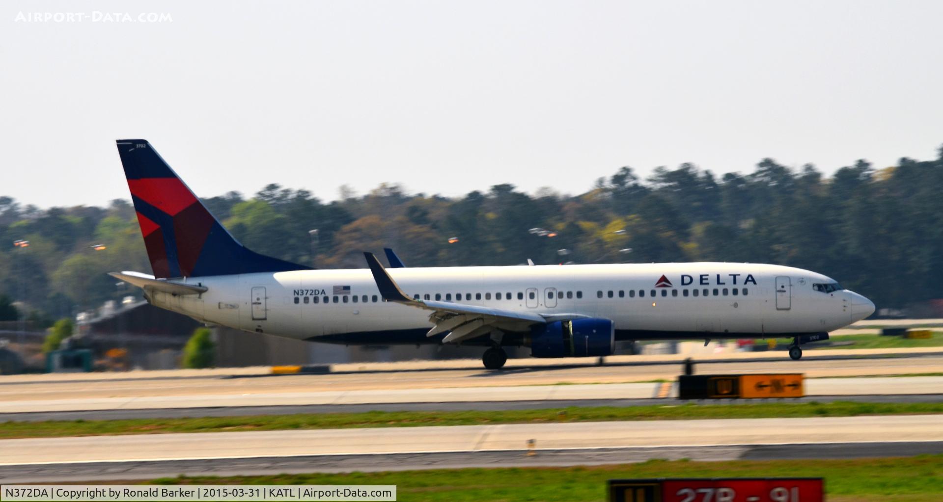 N372DA, 1998 Boeing 737-832 C/N 29620, Landing Atlanta