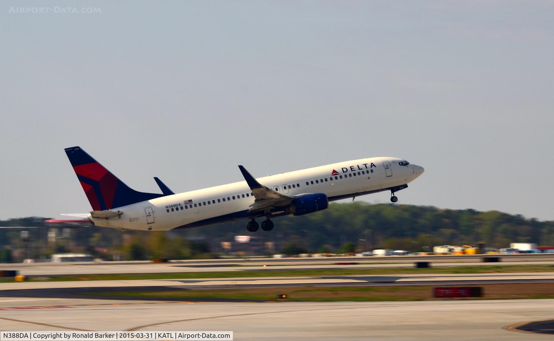N388DA, 2000 Boeing 737-832 C/N 30375, Takeoff Atlanta