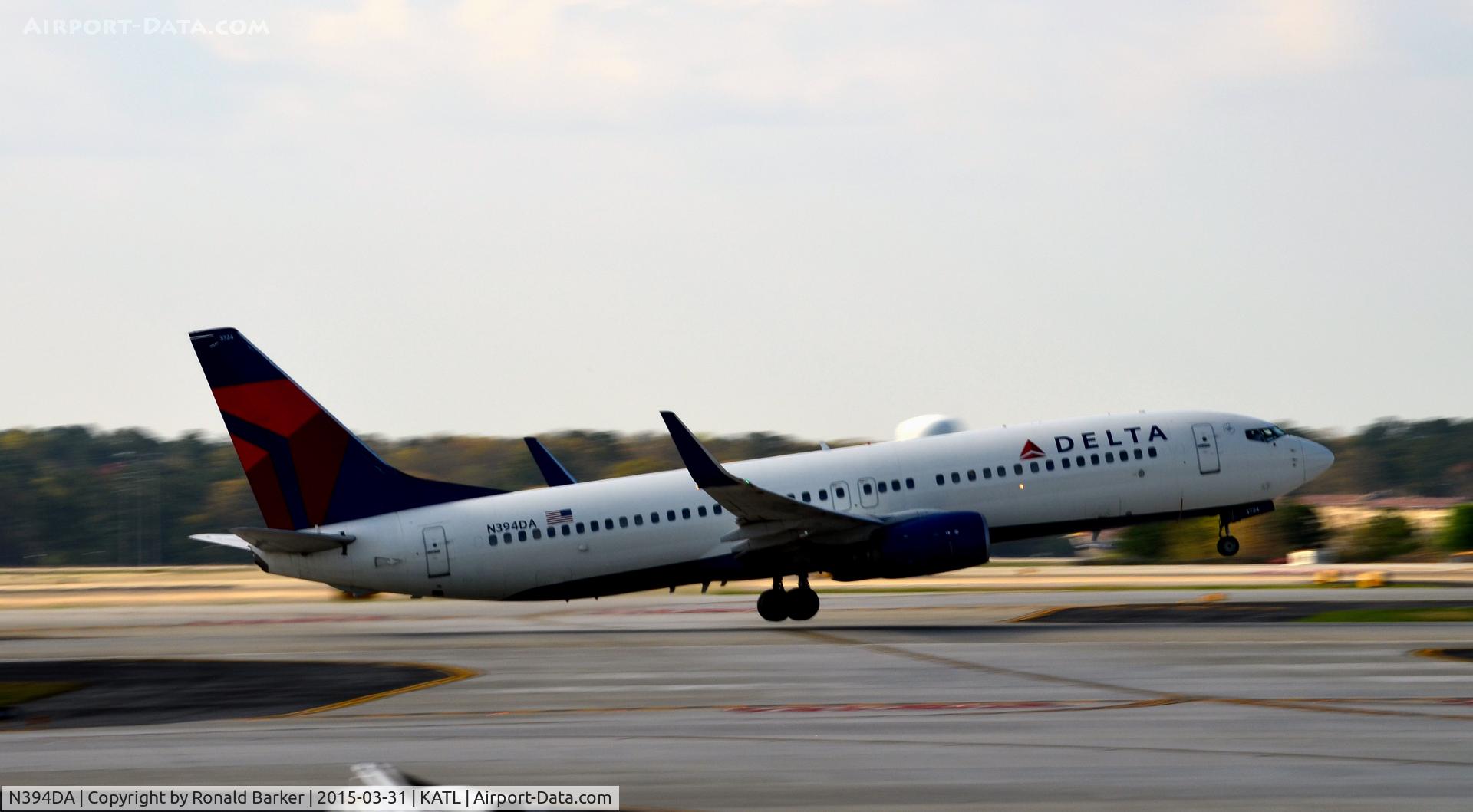 N394DA, 2000 Boeing 737-832 C/N 30562, Takeoff Atlanta