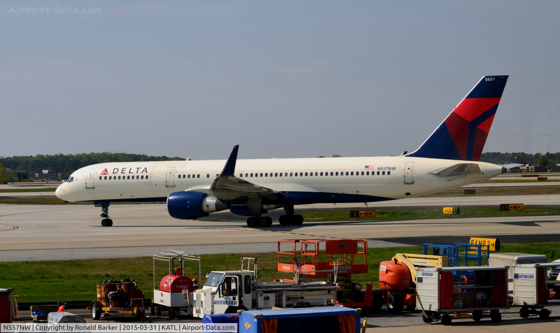 N557NW, 2002 Boeing 757-251 C/N 33393, Taxi Atlanta