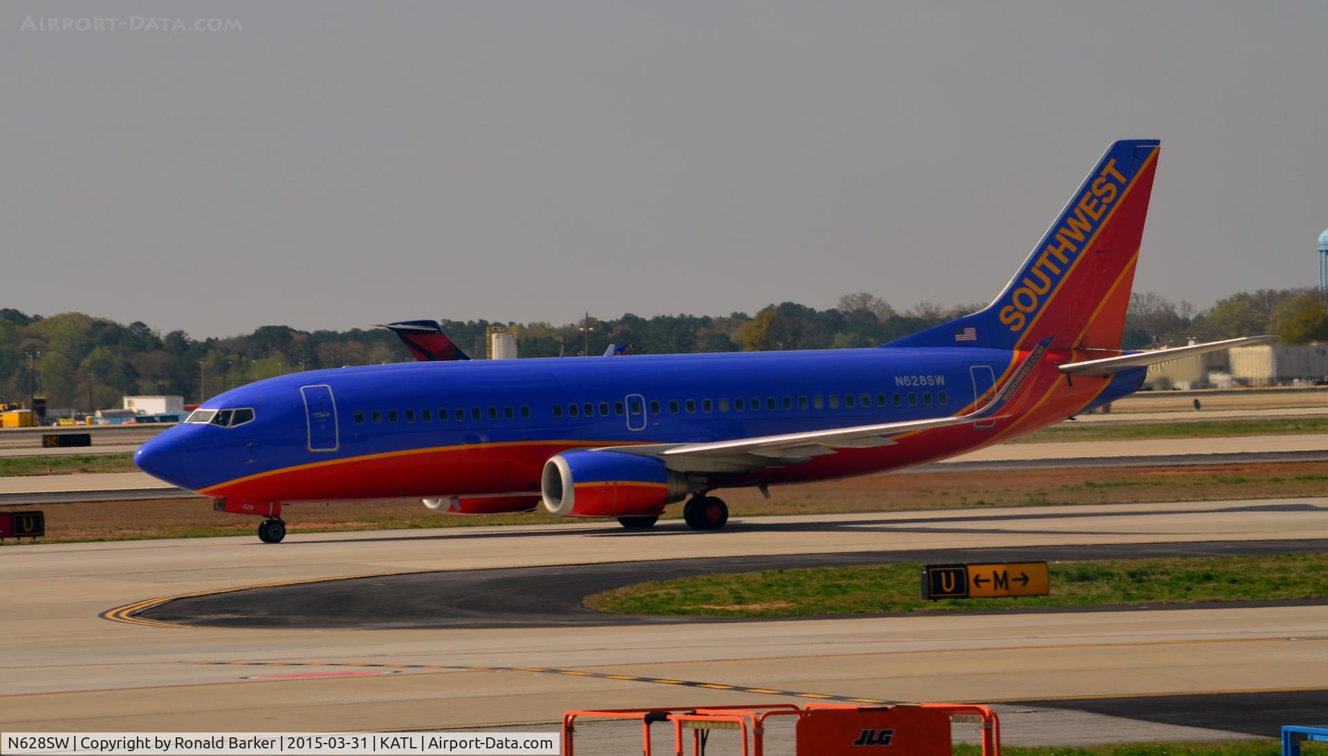 N628SW, 1996 Boeing 737-3H4 C/N 27703, Taxi Atlanta