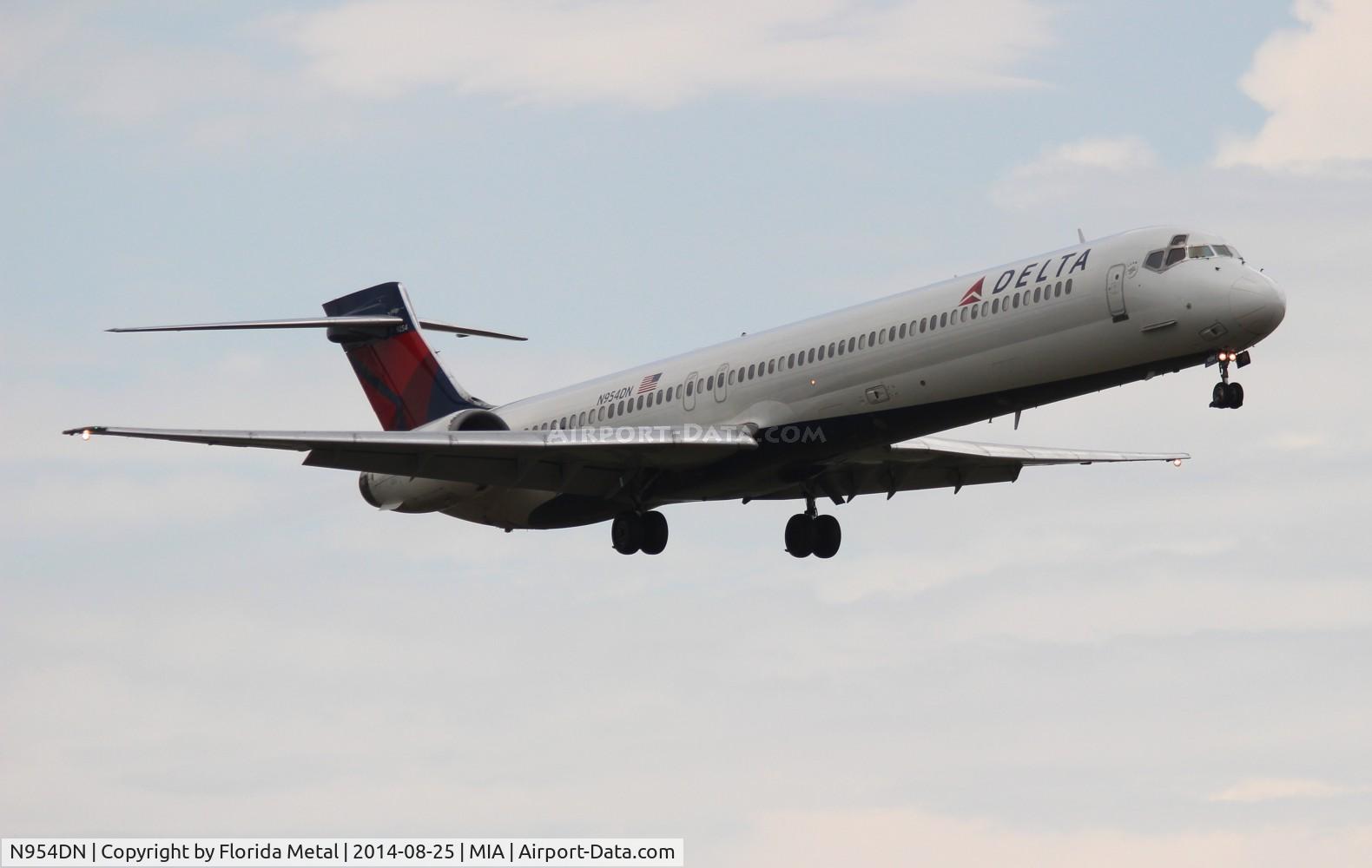 N954DN, 1999 McDonnell Douglas MD-90-30 C/N 53524, Delta