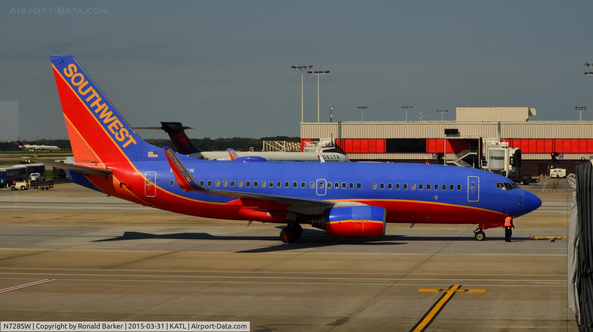 N728SW, 1999 Boeing 737-7H4 C/N 27860, Taxi Atlanta