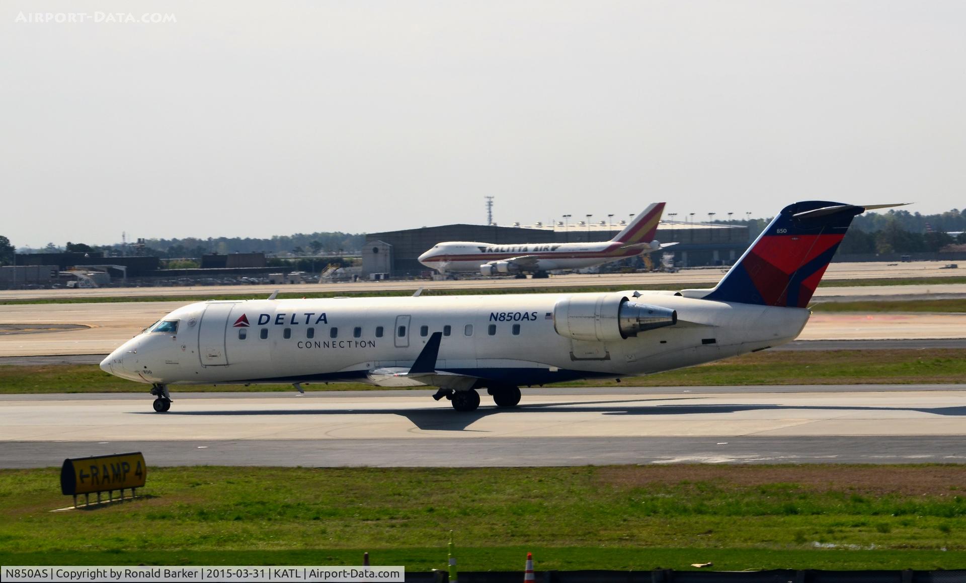 N850AS, 1999 Bombardier CRJ-200ER (CL-600-2B19) C/N 7355, Taxi Atlanta