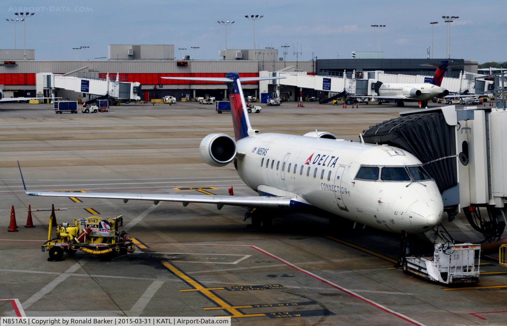 N851AS, 1999 Bombardier CRJ-200ER (CL-600-2B19) C/N 7360, At the gate Atlanta