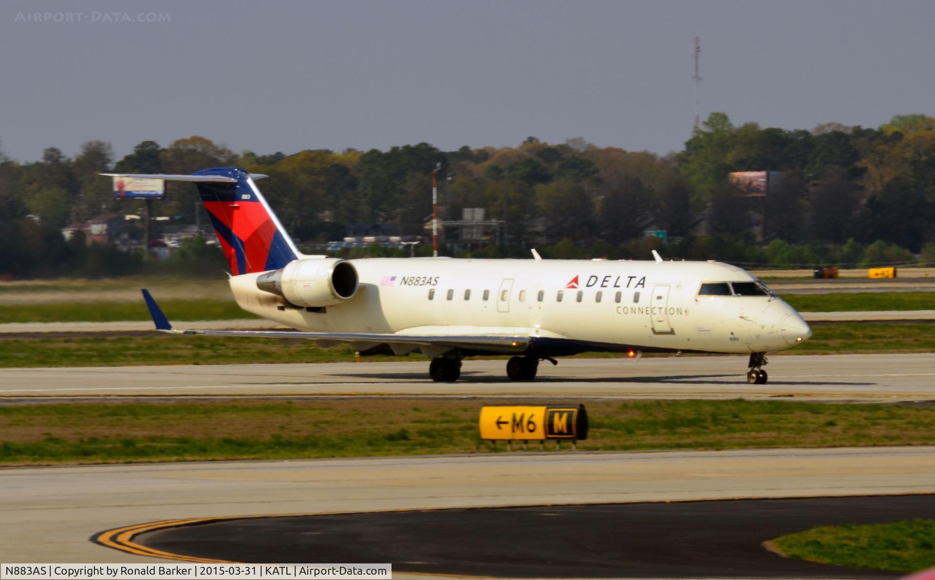 N883AS, 2001 Bombardier CRJ-200ER (CL-600-2B19) C/N 7504, Taxi Atlanta