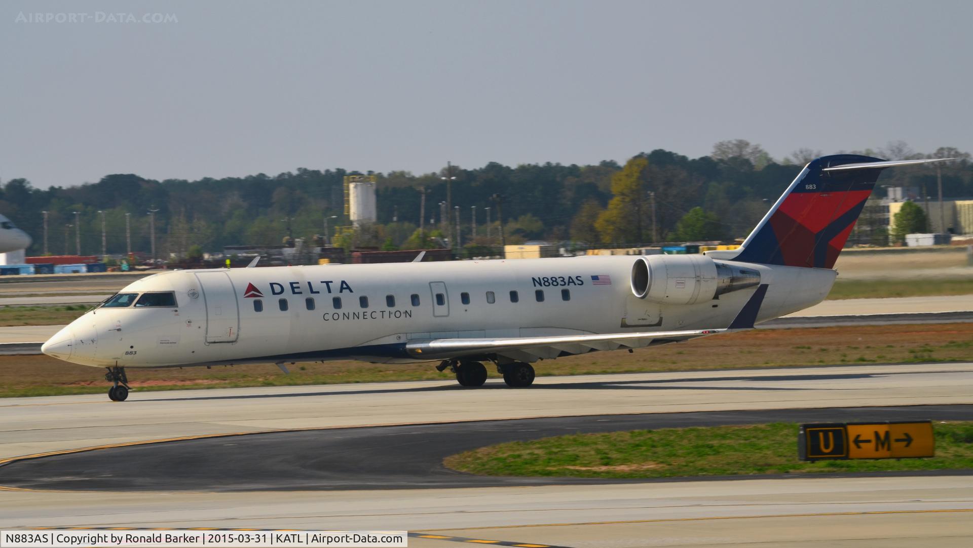 N883AS, 2001 Bombardier CRJ-200ER (CL-600-2B19) C/N 7504, Taxi Atlanta