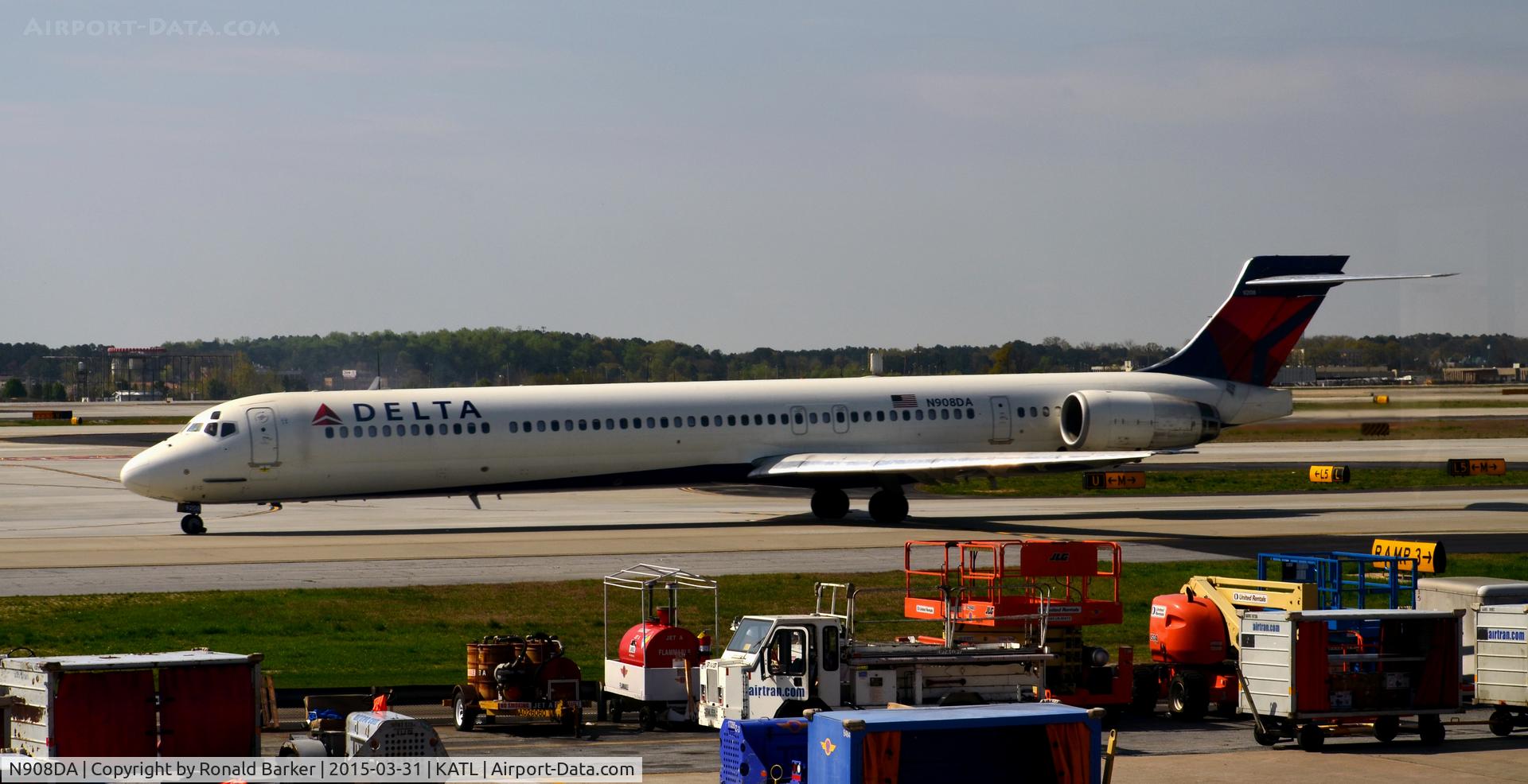 N908DA, 1995 McDonnell Douglas MD-90-30 C/N 53388, Taxi Atlanta