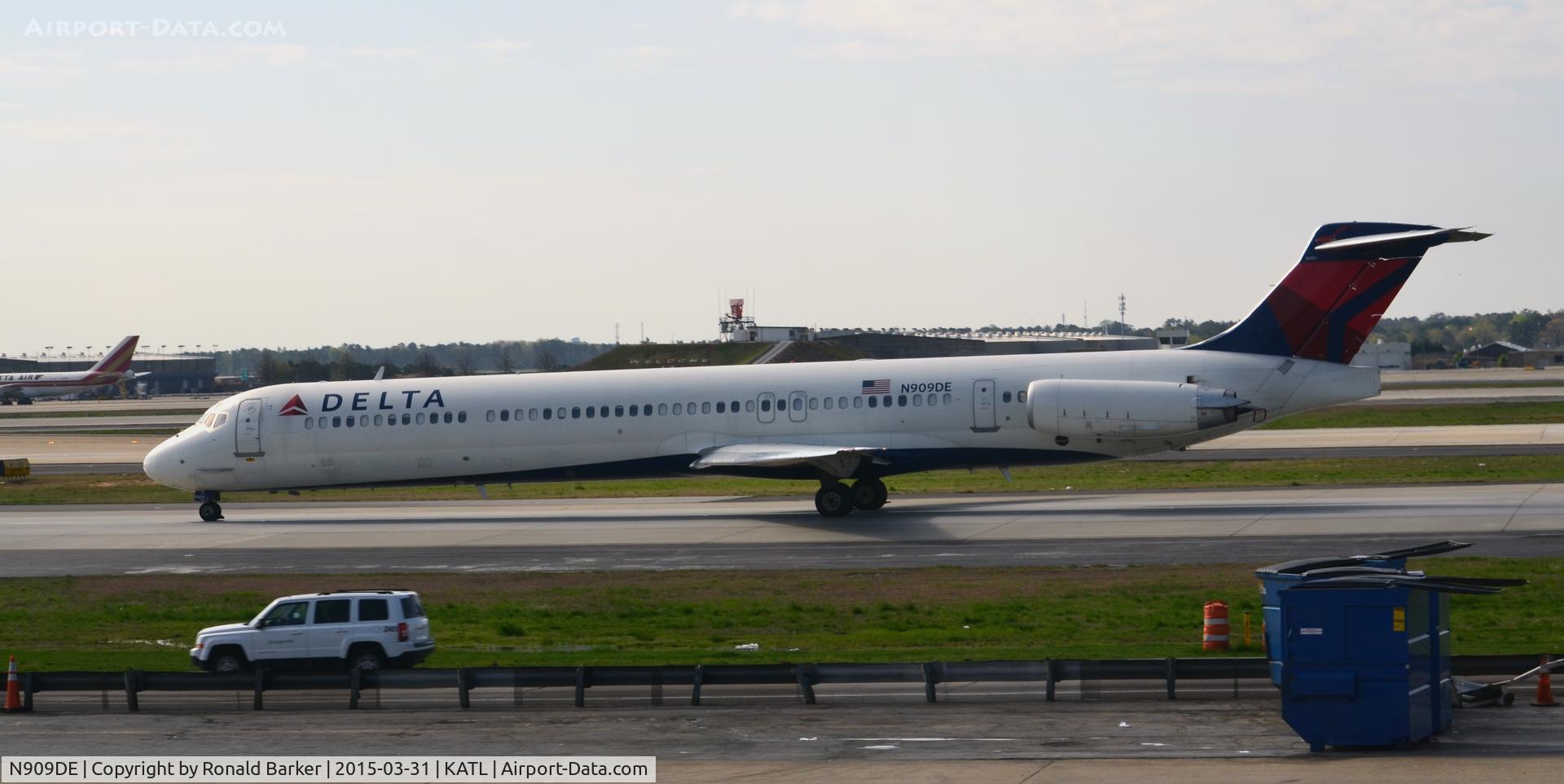 N909DE, 1992 McDonnell Douglas MD-88 C/N 53418, Taxi for takeoff Atlanta