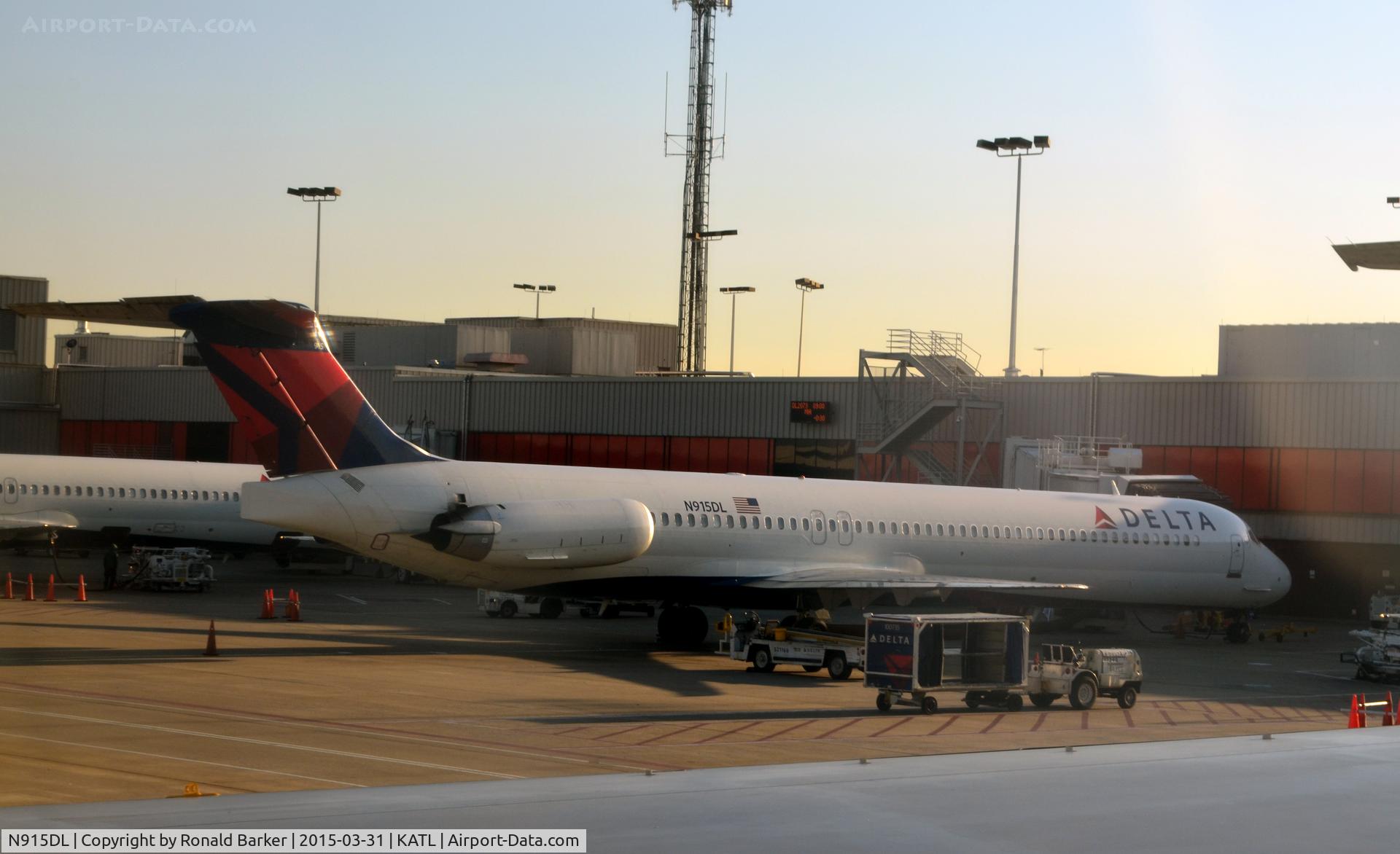 N915DL, 1988 McDonnell Douglas MD-88 C/N 49546, At the gate Atlanta