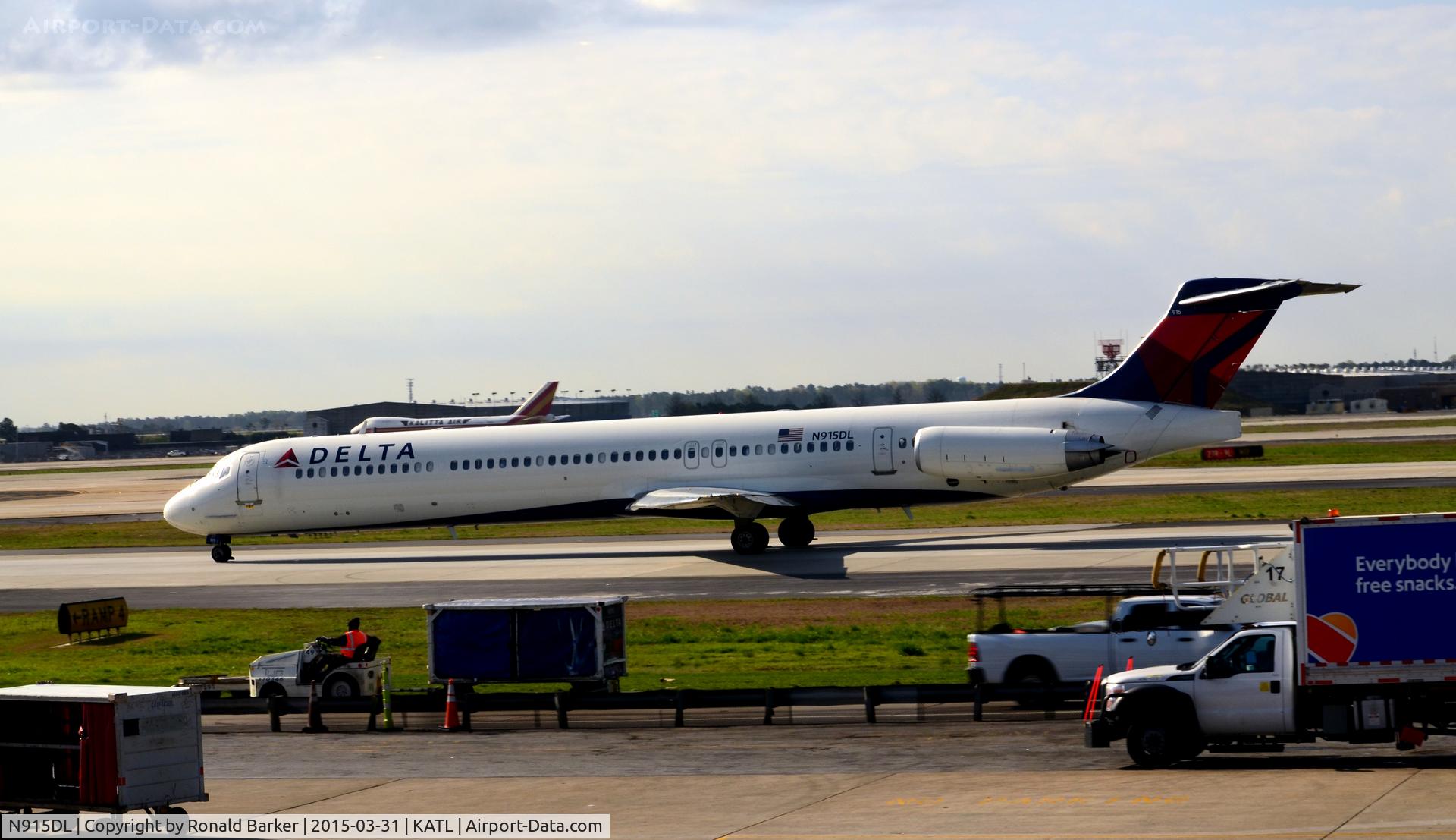 N915DL, 1988 McDonnell Douglas MD-88 C/N 49546, Taxi for takeoff Atlanta