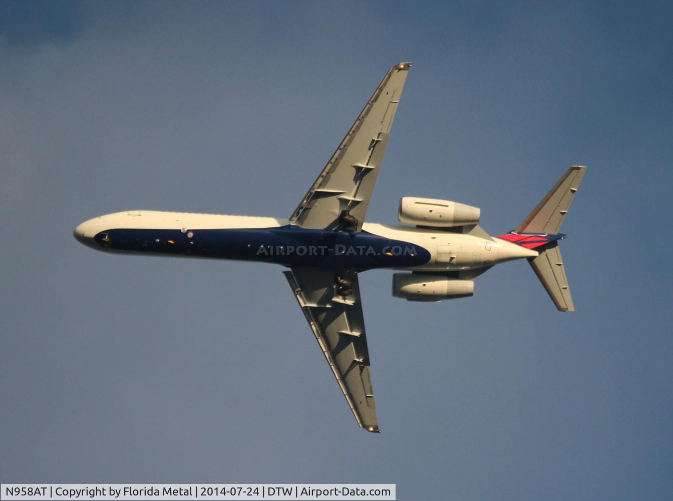 N958AT, 2001 Boeing 717-200 C/N 55020, Delta arriving from Kansas City flying over Livonia Michigan at 7,000 ft