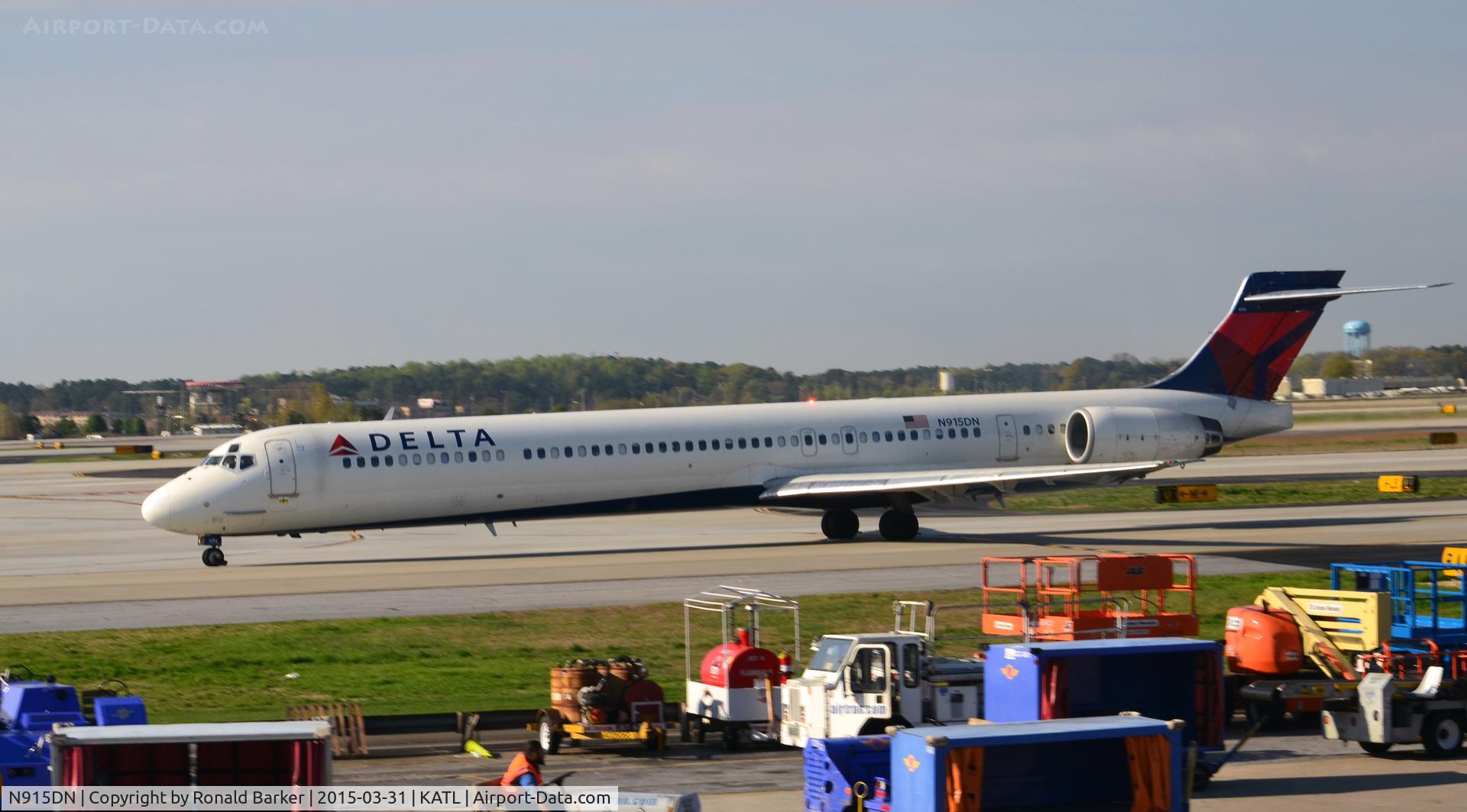 N915DN, 1996 McDonnell Douglas MD-90-30 C/N 53395, Taxi Atlanta