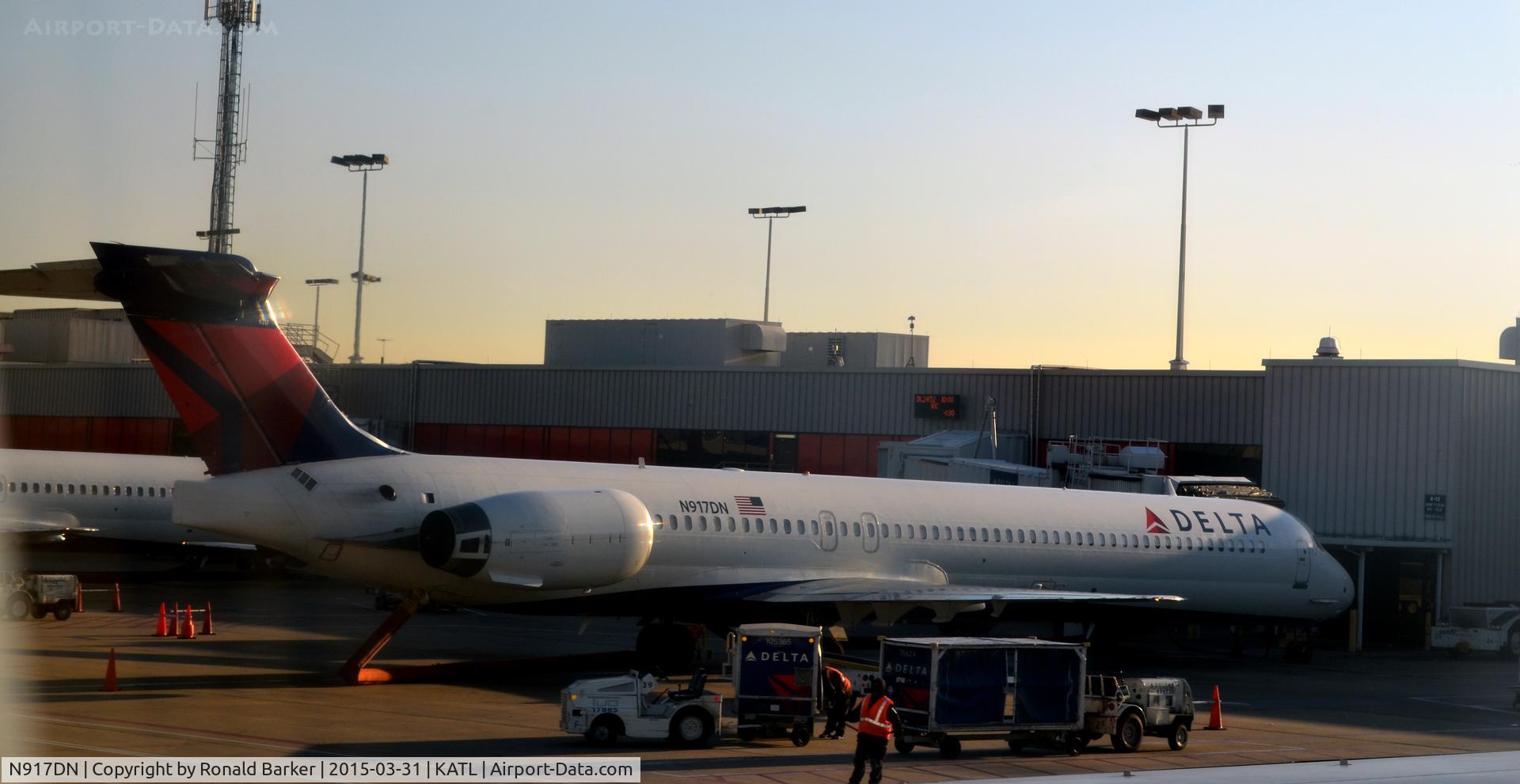 N917DN, 1996 McDonnell Douglas MD-90-30 C/N 53552, At the gate Atlanta