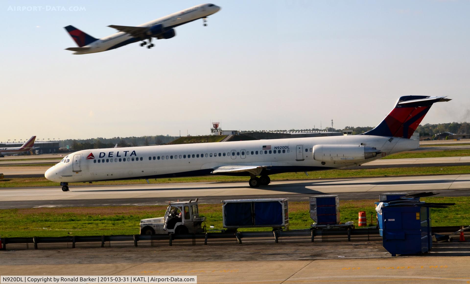 N920DL, 1988 McDonnell Douglas MD-88 C/N 49644, Taxi Atlanta