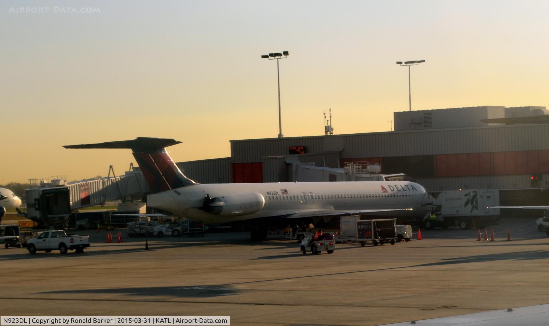 N923DL, 1988 McDonnell Douglas MD-88 C/N 49705, At the gate Atlanta