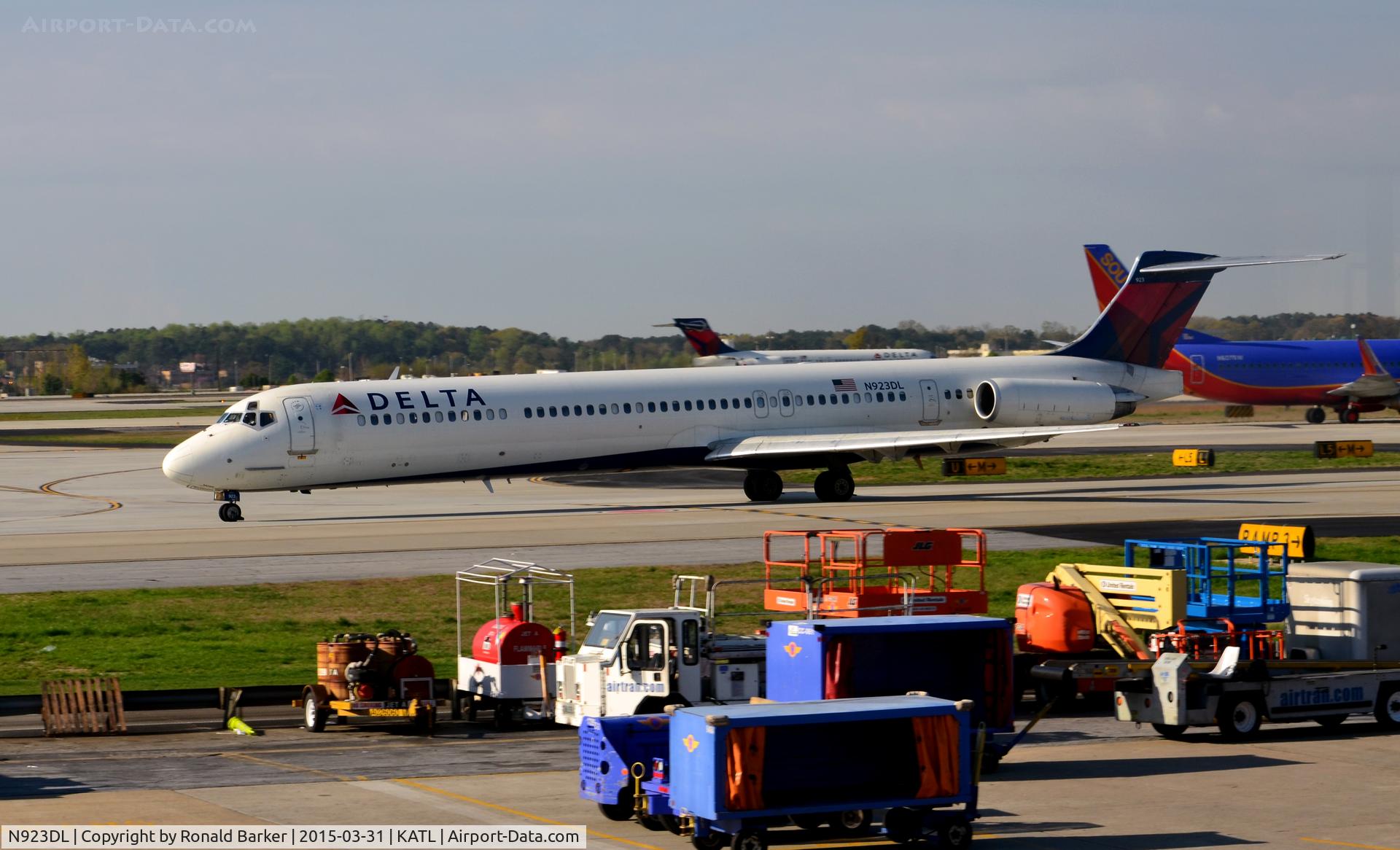 N923DL, 1988 McDonnell Douglas MD-88 C/N 49705, Taxi Atlanta