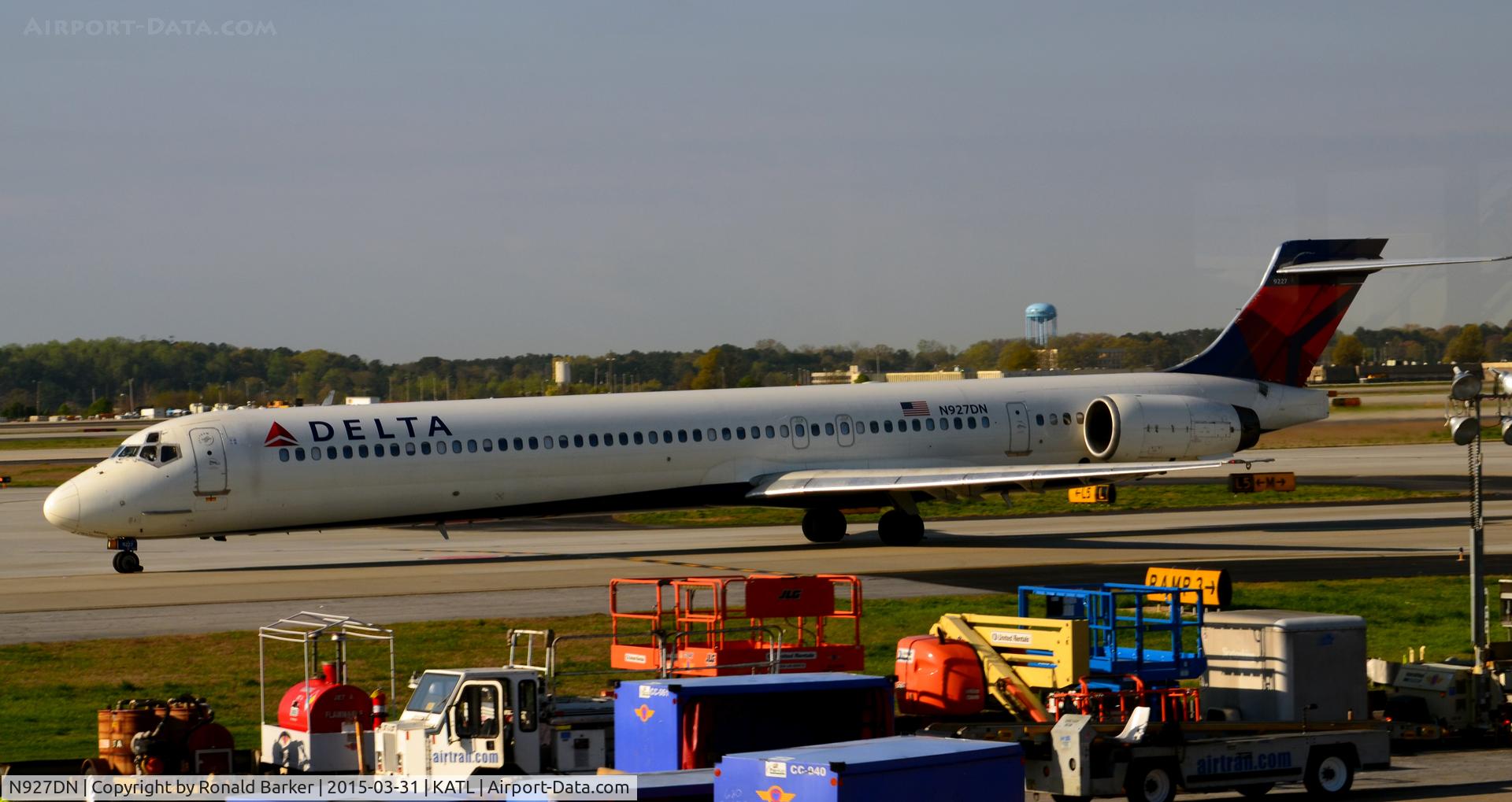 N927DN, 1999 McDonnell Douglas MD-90-30 C/N 53589, Taxi Atlanta