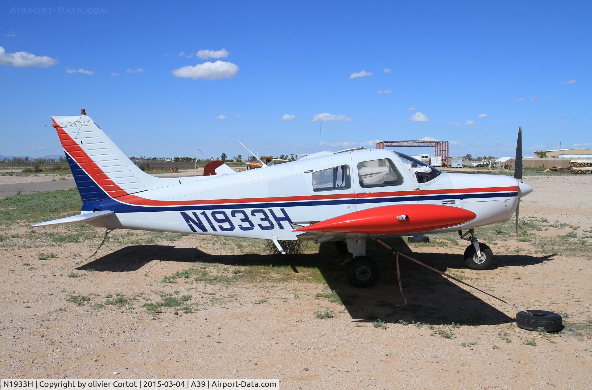 N1933H, 1977 Piper PA-28-140 Cherokee C/N 28-7725170, Ak Chin airport