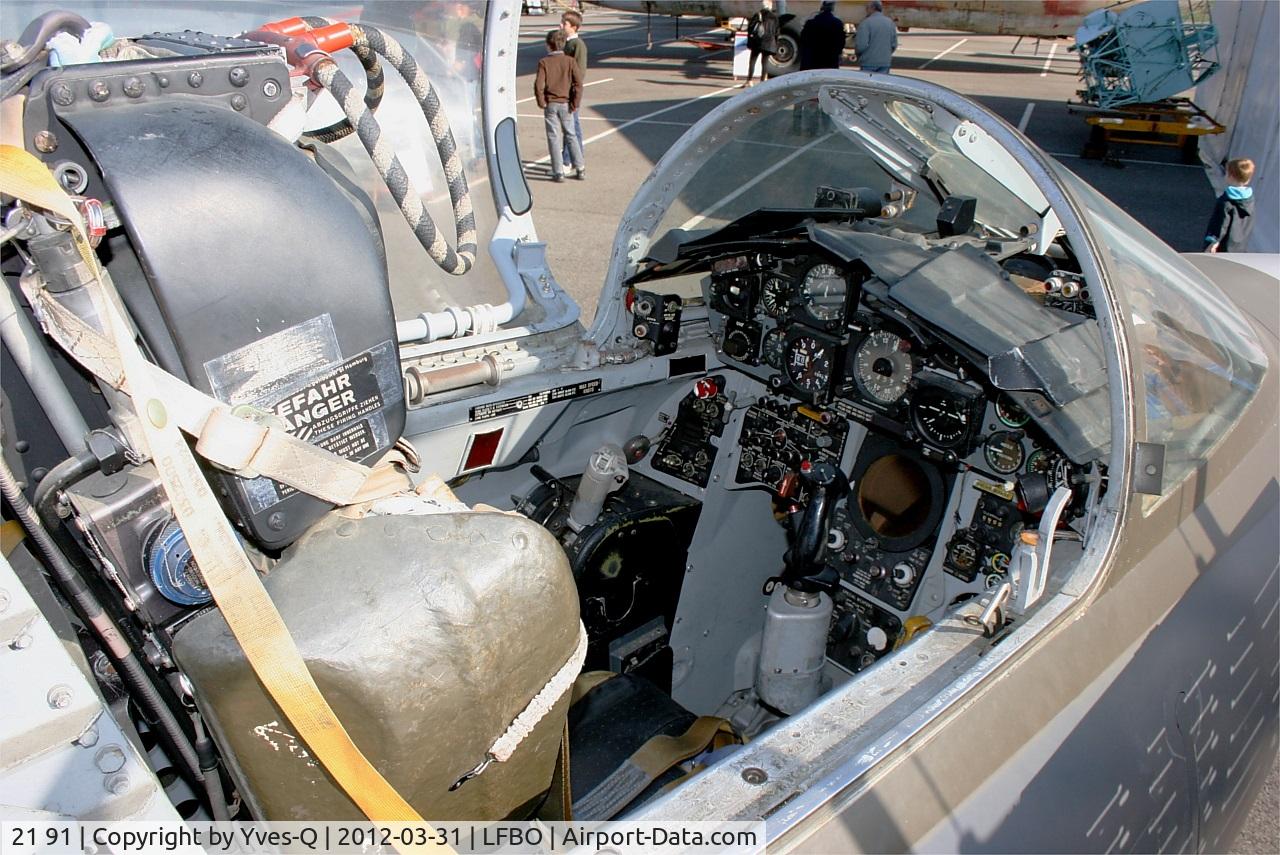 21 91, Lockheed F-104G Starfighter C/N 683-7060, Lockheed F-104G Starfighter, Close view of cockpit, Preserved at Les Ailes Anciennes Museum, Toulouse-Blagnac