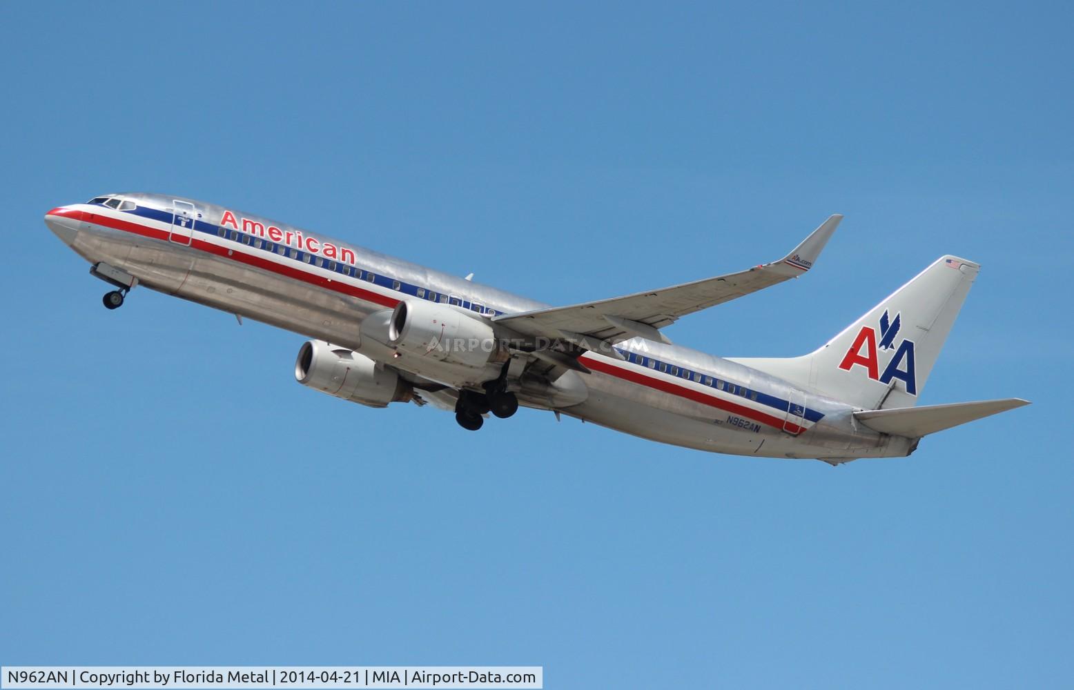 N962AN, 2001 Boeing 737-823 C/N 30858, American