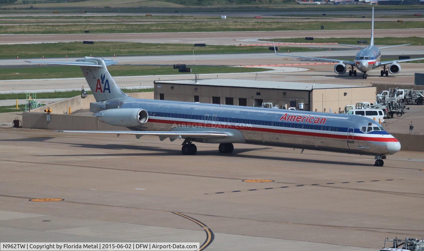 N962TW, 1999 McDonnell Douglas MD-83 (DC-9-83) C/N 53612, American