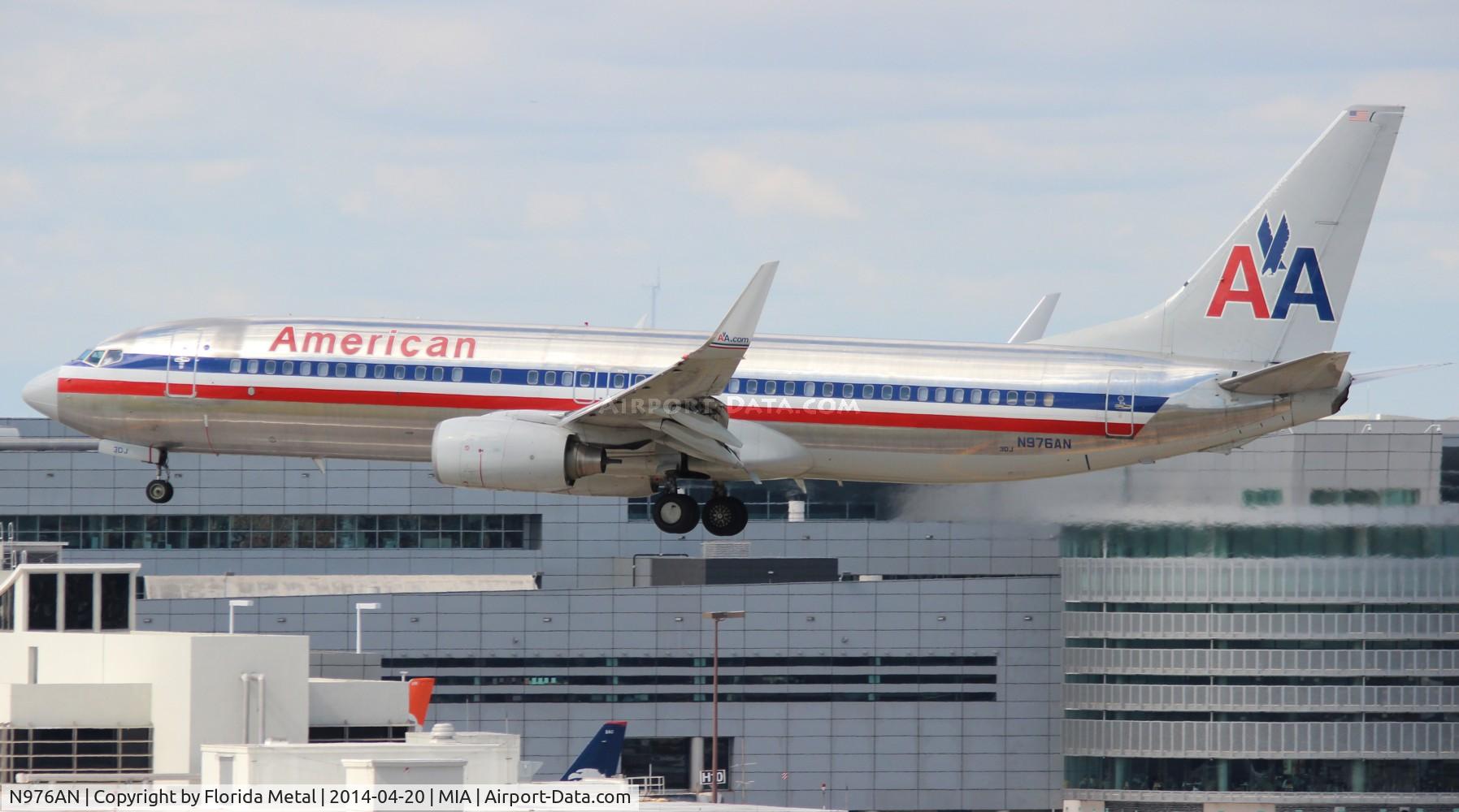 N976AN, 2001 Boeing 737-823 C/N 30099, American