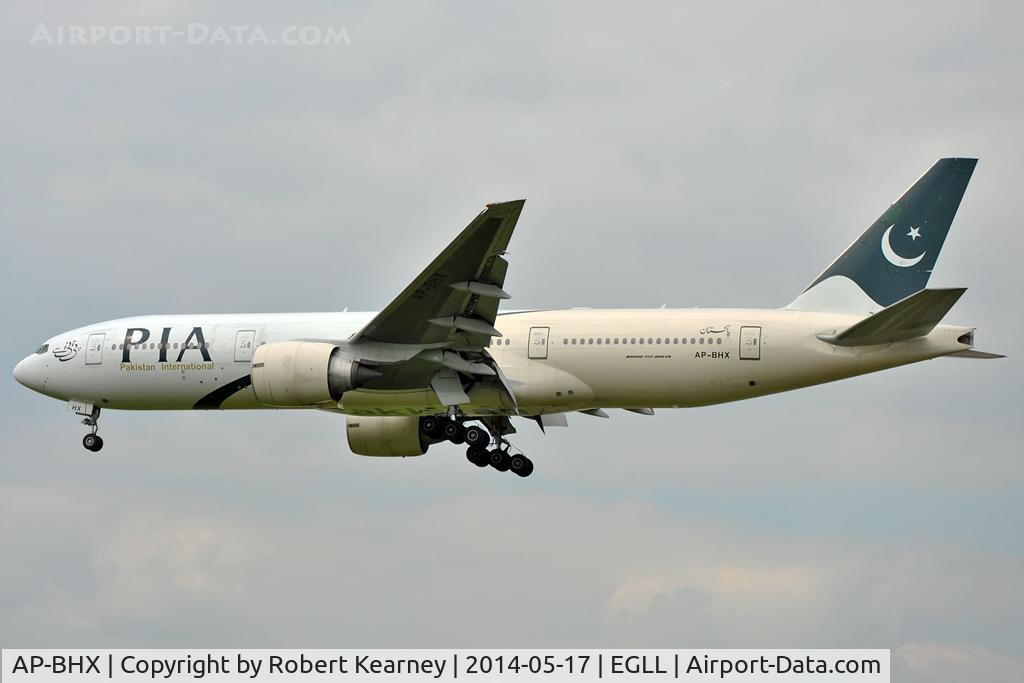 AP-BHX, 2007 Boeing 777-240/ER C/N 35296, On short finals at LHR