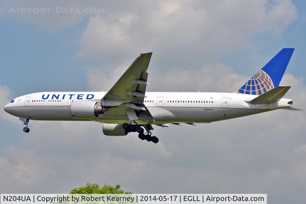 N204UA, 1999 Boeing 777-222/ER C/N 28713, On short finals at LHR