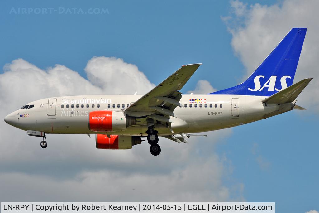 LN-RPY, 1998 Boeing 737-683 C/N 28292, On short finals at LHR