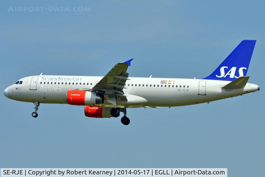 SE-RJE, 2000 Airbus A320-232 C/N 1183, On short finals at LHR