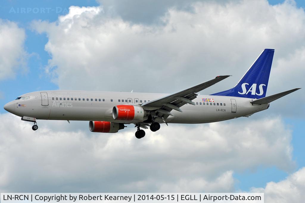 LN-RCN, 2000 Boeing 737-883 C/N 28318, On short finals at LHR
