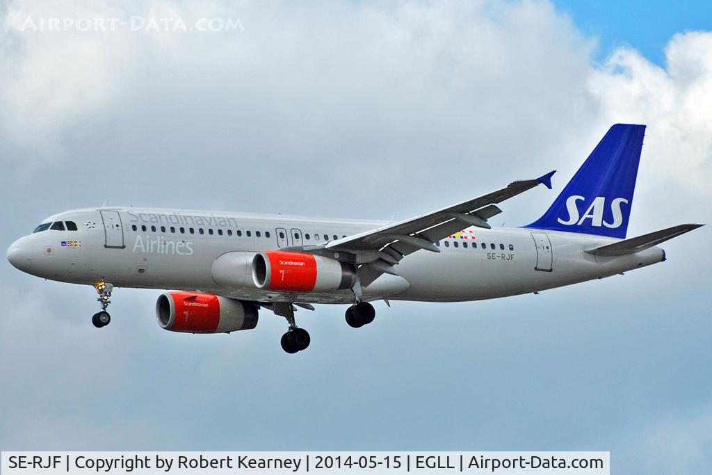 SE-RJF, 2000 Airbus A320-232 C/N 1383, On short finals at LHR