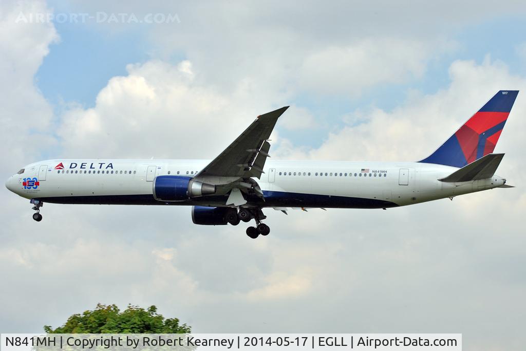 N841MH, 2001 Boeing 767-432/ER C/N 29714, On short finals at LHR