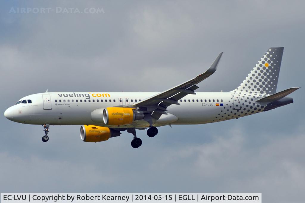 EC-LVU, 2013 Airbus A320-214 C/N 5616, On short finals at LHR